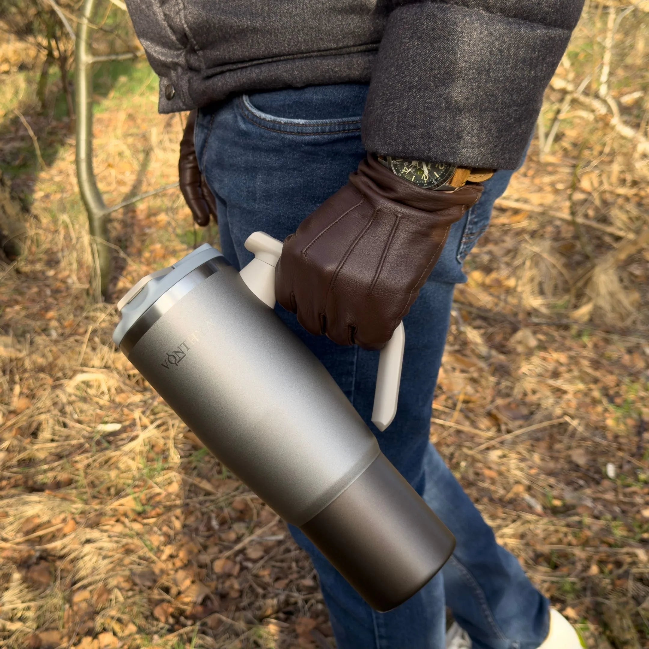 Vonthya Vonu tumbler with 180 degree rotating handle in transition